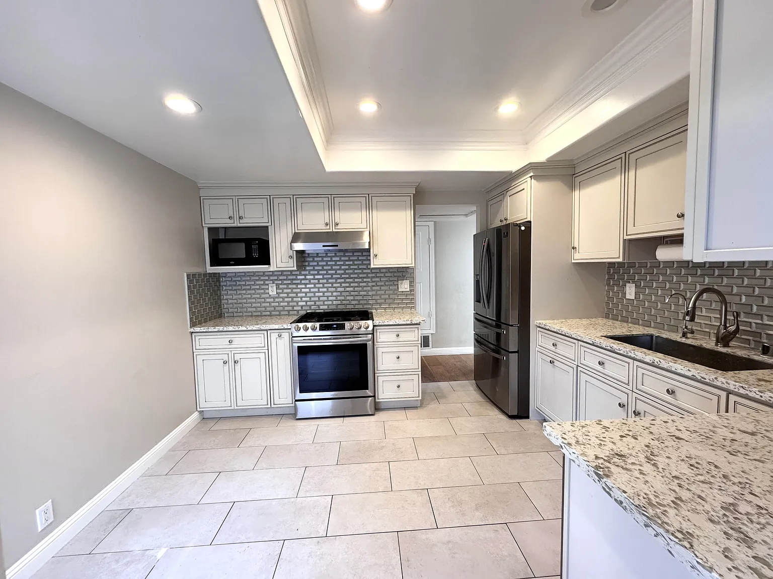 3 bed, 1370 sqft, $5,350 — Photo 3