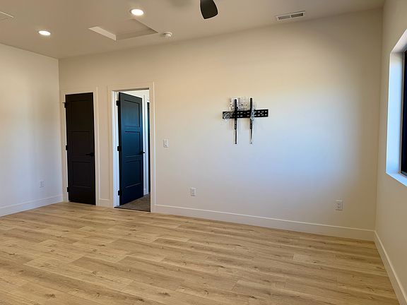 4th image of 2717 S Howard Ln