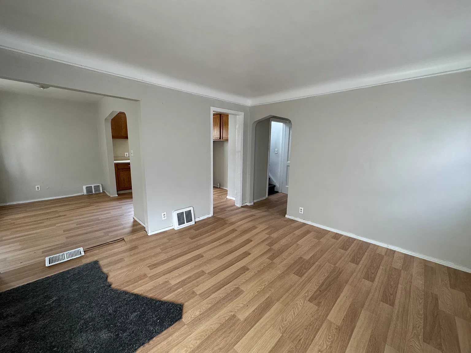 3 bed, 1000 sqft, $1,200 — Photo 2