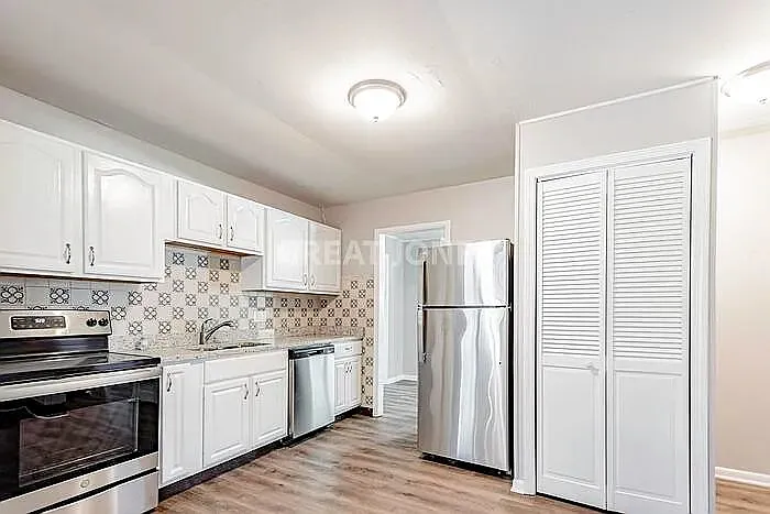 3 bed, 1.0 bath, 1899 sqft, $1,697 — Photo 2