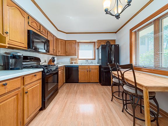 4th image of 621 W Albion Ln