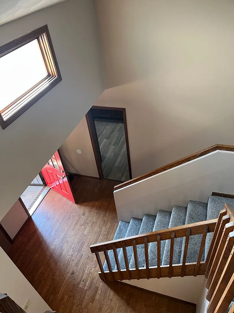2 Bedroom 2.5 Bath Home West-Side Springfield $1950.00 — Photo 3