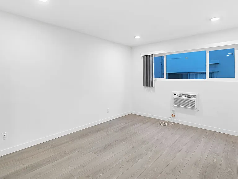 10930 Palms Blvd — Photo 12