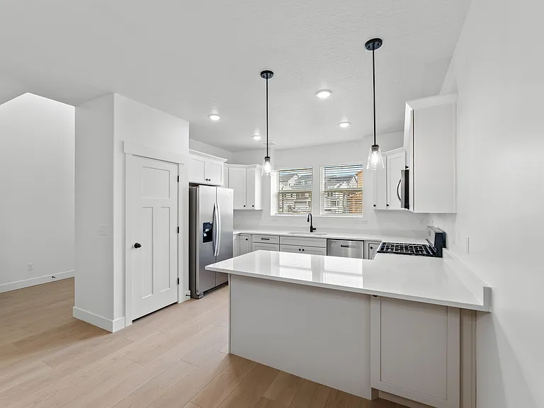 1475 W Skyline Dr — Photo 2