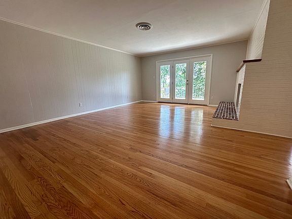 3rd image of 204 Geneva Ln