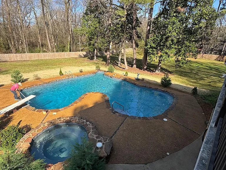 1801 Robin Hood Ln — Photo 2