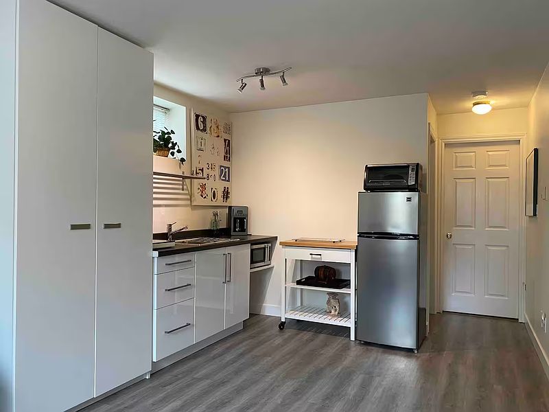 North Vancouver Apartment for rent - 1 Bedroom — photo 2