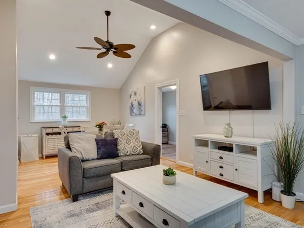 26 4th Ave, Billerica, MA 01821