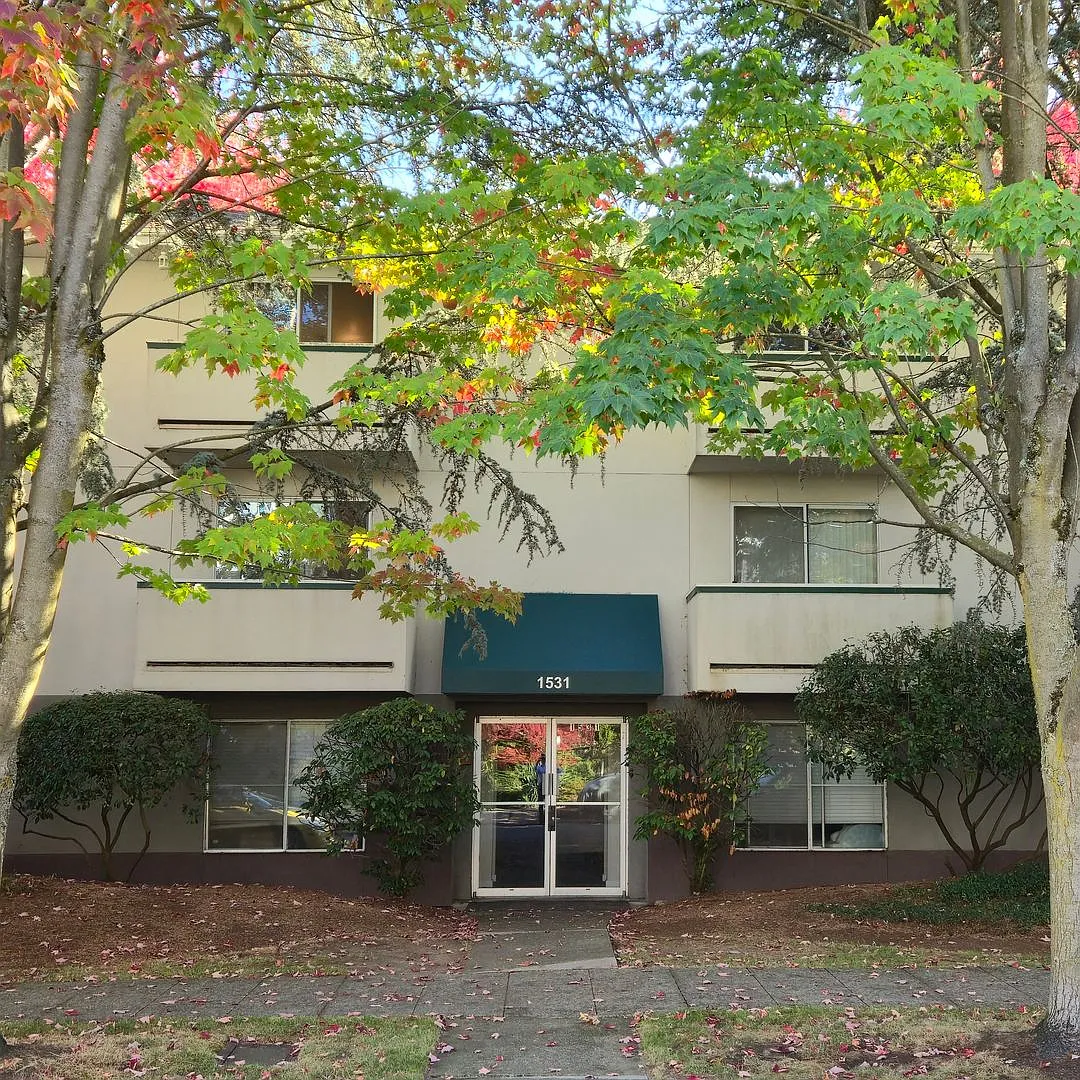 Charming & Spacious 1-Bedroom Apartment in Wonderful Ballard Location — Photo 3
