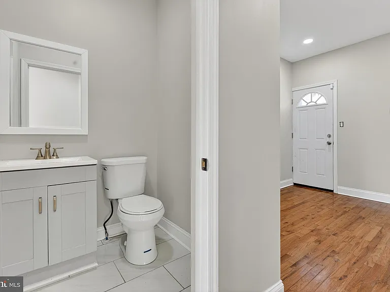 2543 Nicholas St — Photo 5