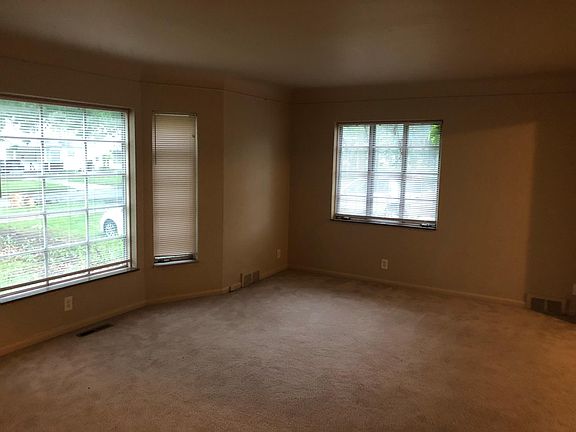 5th image of 22460 Pembroke Ave