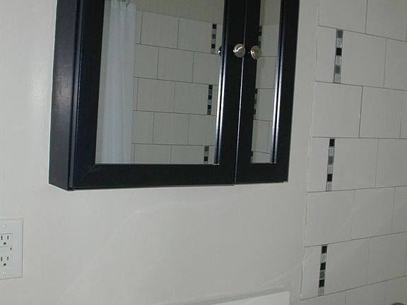 Main bath vanity & medicine cabinet