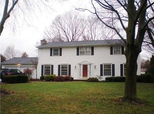 28 Foxbourne Rd, Penfield, NY 14526