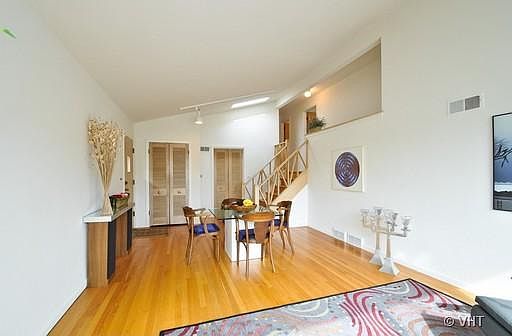 3rd image of 2818 W Morse Ave