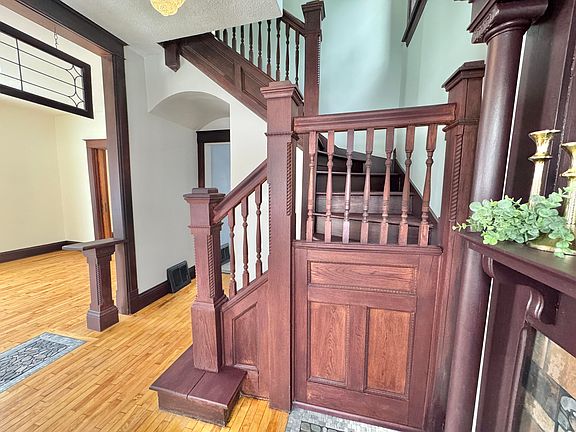 4th image of 801 E Spruce St