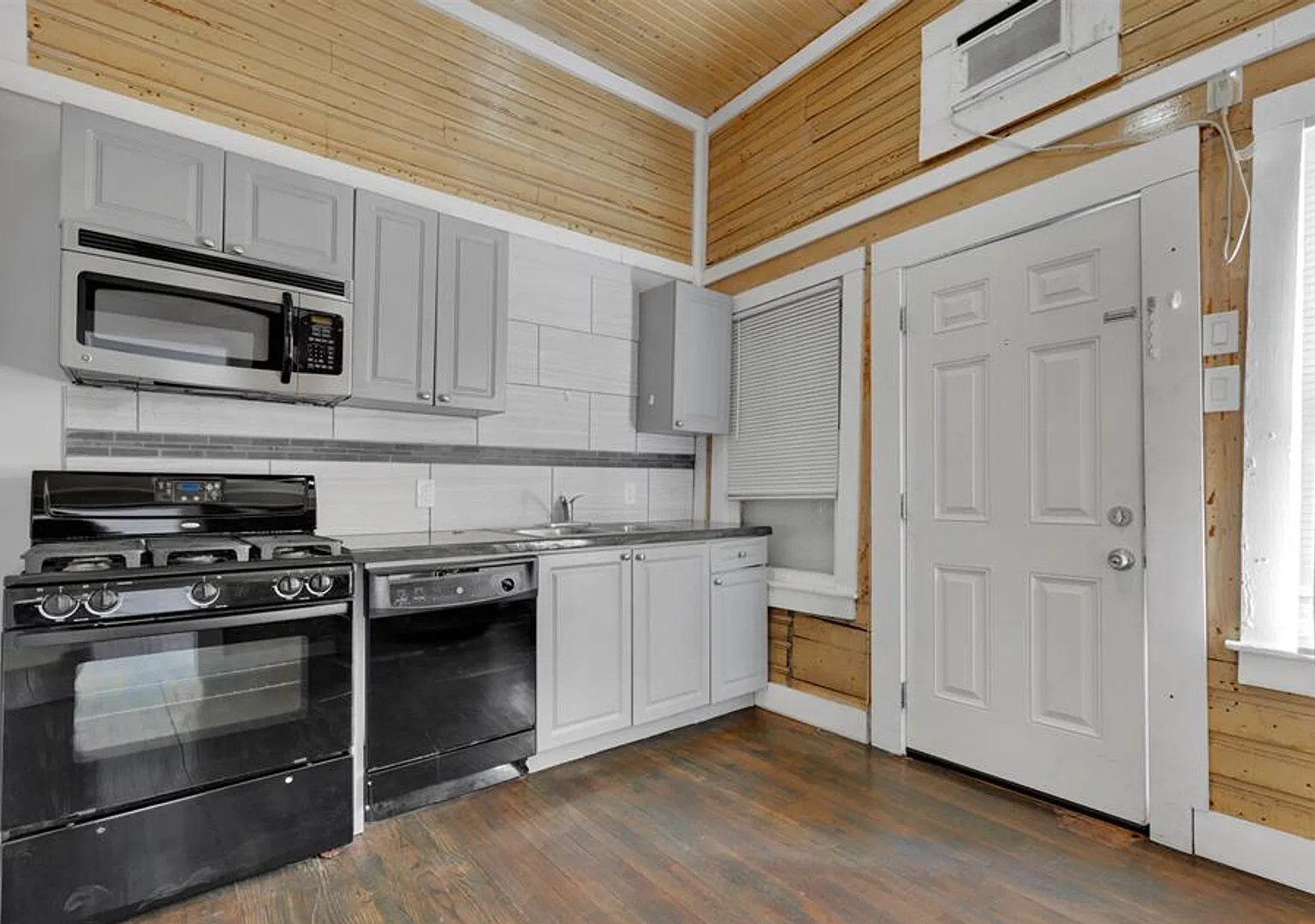 Modern 1-Bedroom Near Downtown San Antonio — Photo 1
