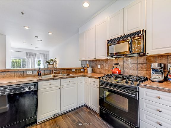 Kitchen ample storage and counterspace>