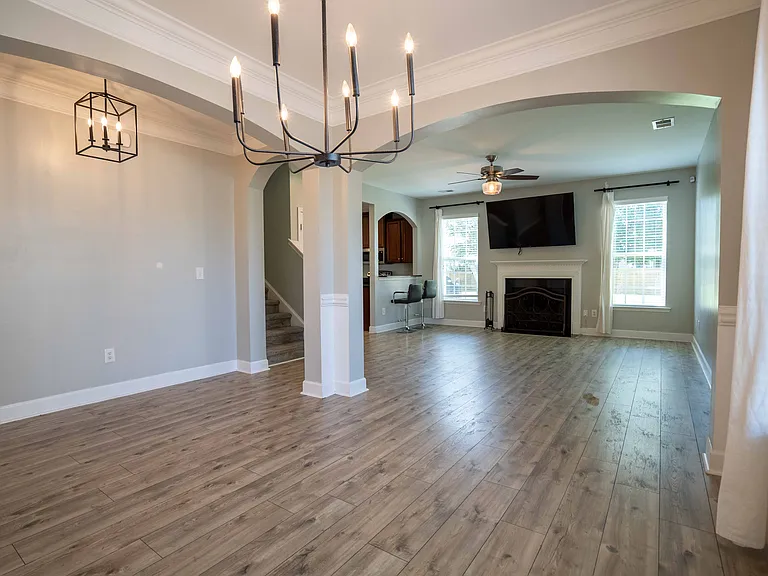 221 Berwick Dr — Photo 2