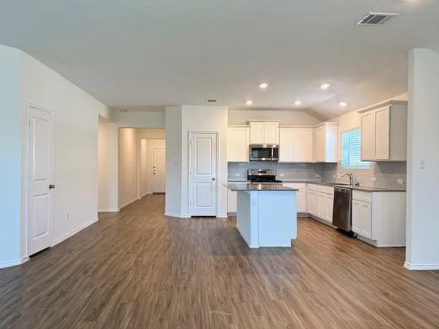 4 bed, 2.0 bath, 1919 sqft, $2,150 — Photo 3