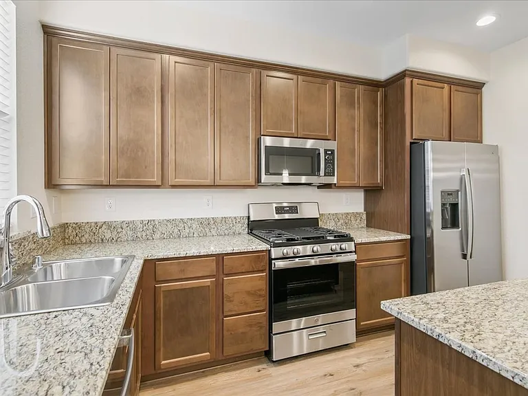 2261 Shady Canyon Dr — Photo 4