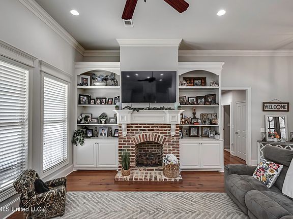 4th image of 518 Devereaux Dr