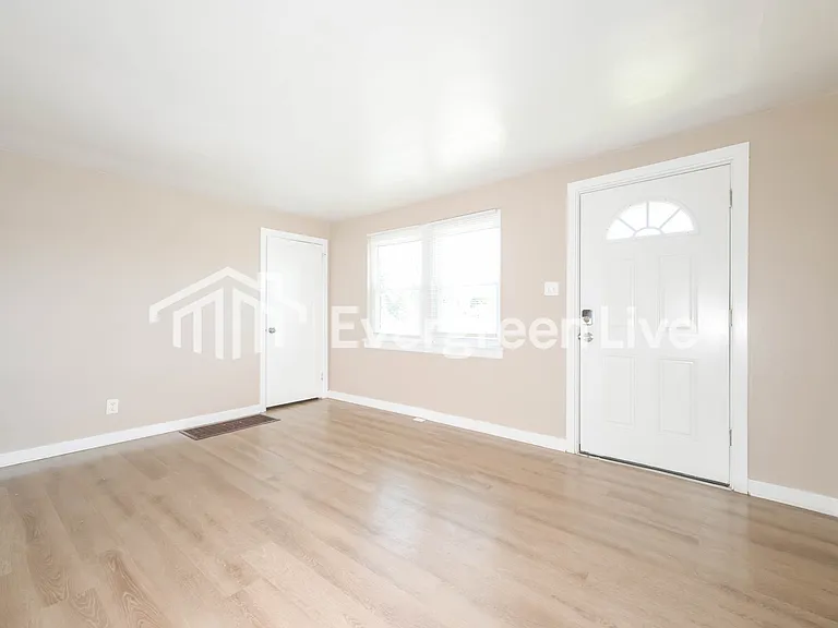 317 Johnston Rd — Photo 2
