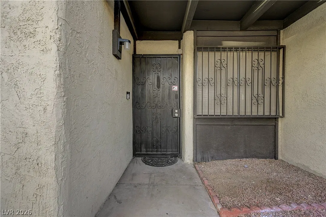 2 bed, 1.0 bath, 863 sqft, $1,050 — Photo 2