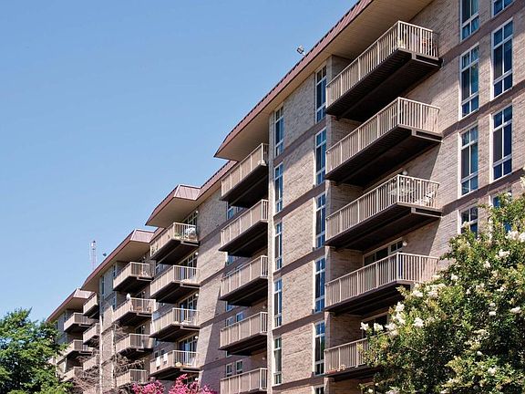 3rd image of 210 E Fairfax St APT 306