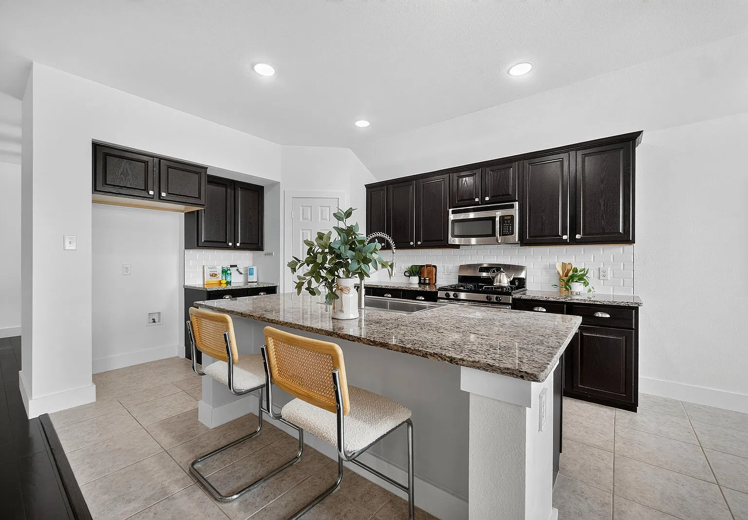 4 bed, 2.5 bath, 2123 sqft, $2,750 — Photo 1
