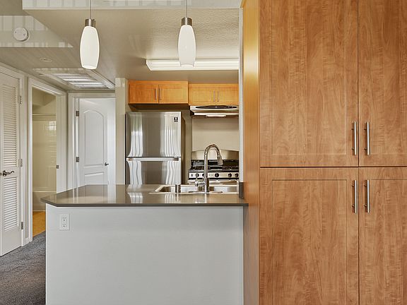 4th image of 90 2nd St #1B-1Ba-610Sqft