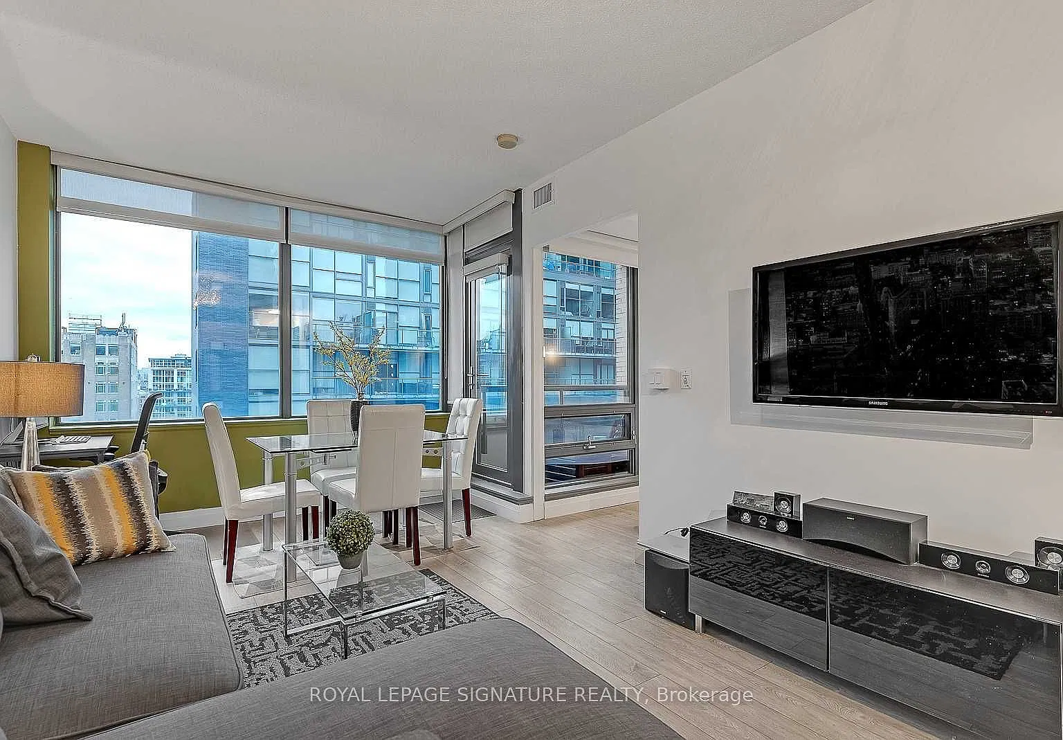 438 King St W — Photo 2