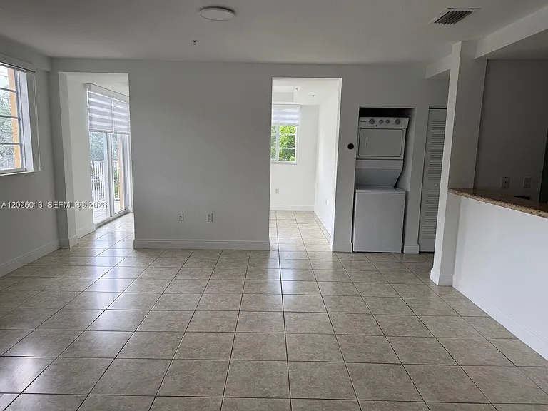 107 Mendoza Ave #201 — Photo 2