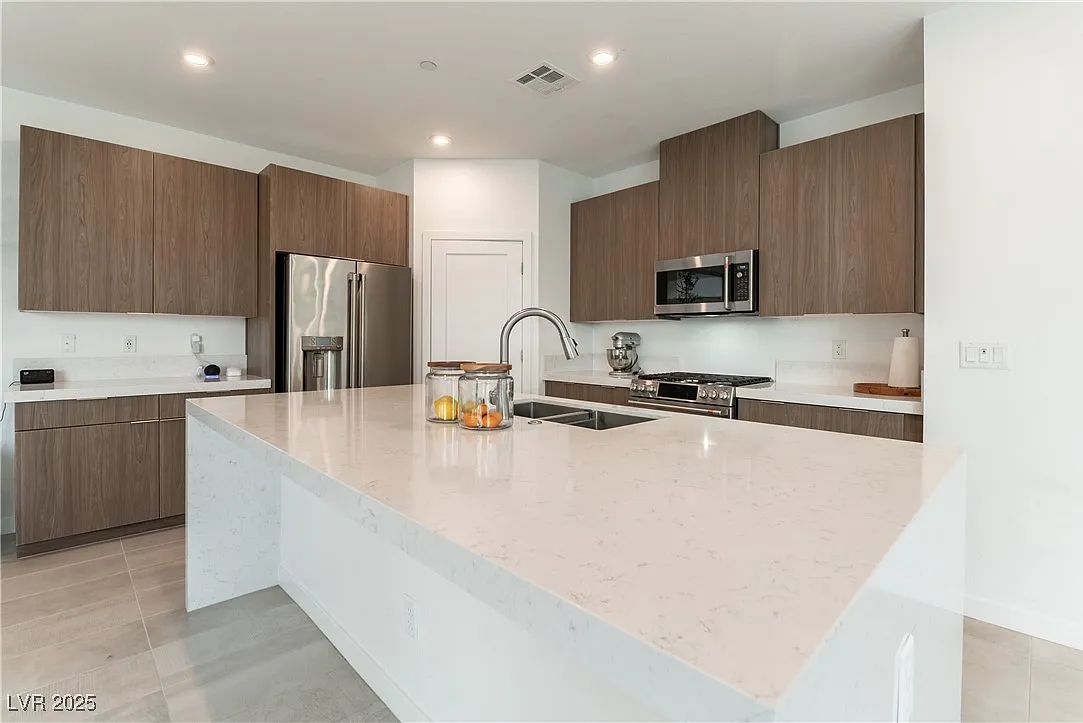 4 bed, 3.0 bath, 2431 sqft, $3,500 — Photo 4