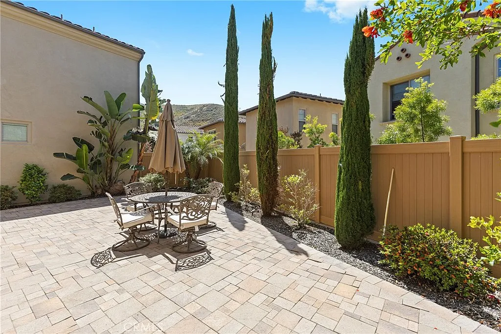 3 bed, 2.5 bath, 1858 sqft, $5,300 — Photo 3