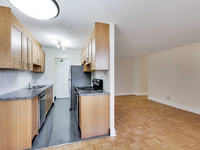 101 Cosburn Ave #104 — Photo 76