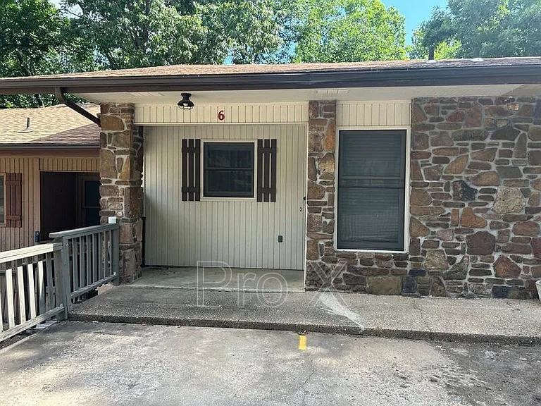 6 William Ln — Photo 2