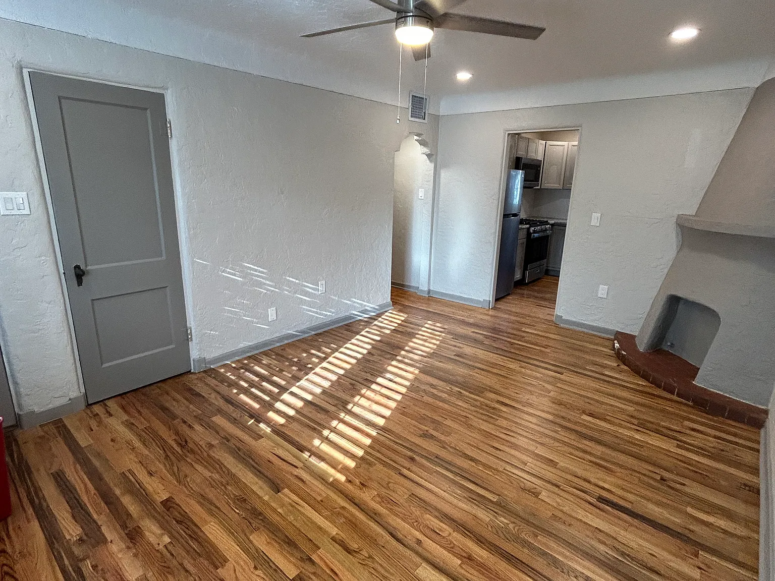 2 bed, 850 sqft, $1,695 — Photo 2