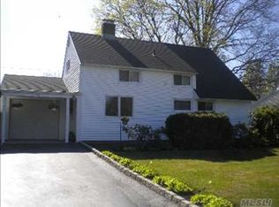 21 Gull Rd, Hicksville, NY 11801