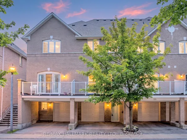 23 Observatory Ln #222, Richmond Hill, ON L4C 0M7