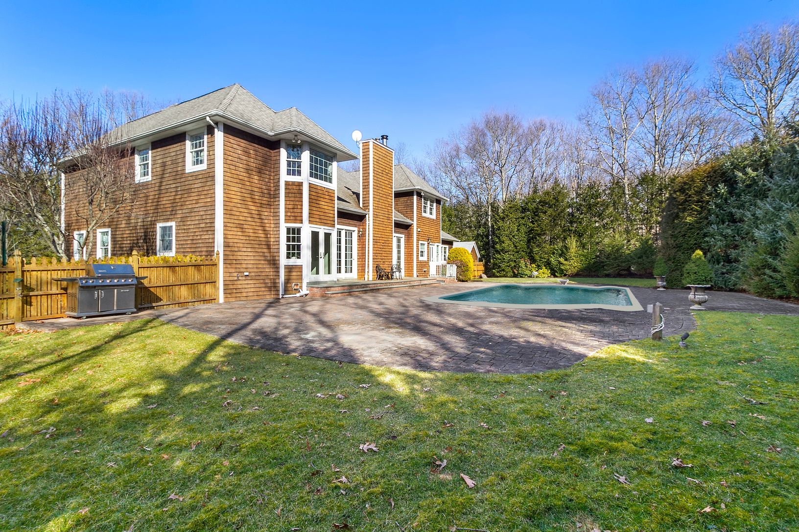  Large Lawn Space Back and Side