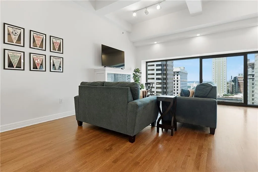 1101 Walnut St — Photo 2