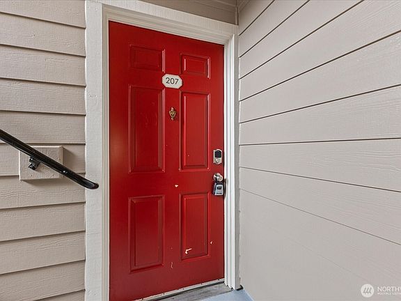 2nd image of 19855 25th Avenue NE #207