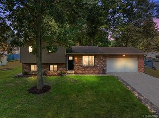 7955 Hillandale Dr, Clarkston, MI