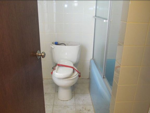 4th image of 6901 N Avers Ave
