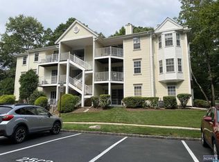 583 Lilac Ln, Mahwah, NJ 07430