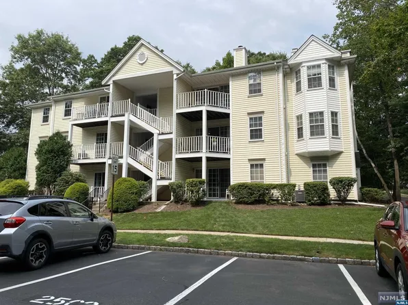 583 Lilac Ln, Mahwah, NJ 07430