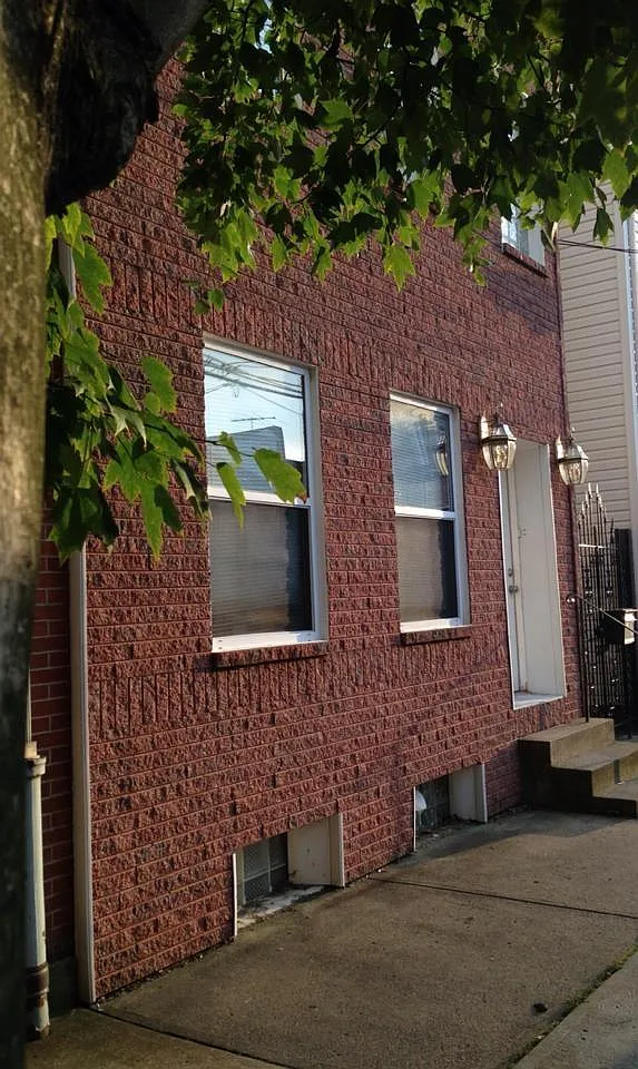 Building Photo - 1714 Jane St #2