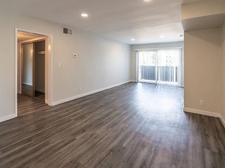 1635 North Martel Avenue — Photo 68
