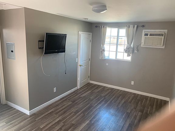 3rd image of 7724 N Coldwater Canyon Ave