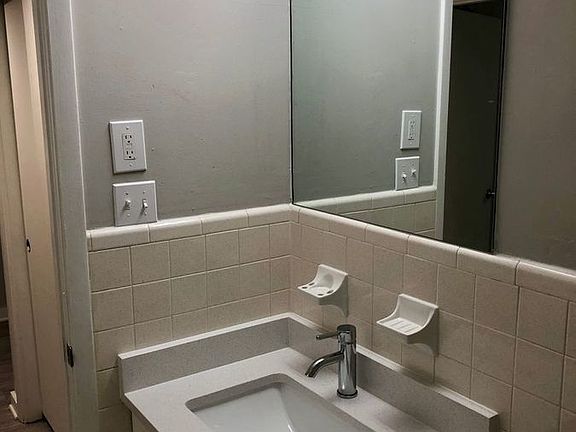 4th image of 137 Woodland Ave APT 1